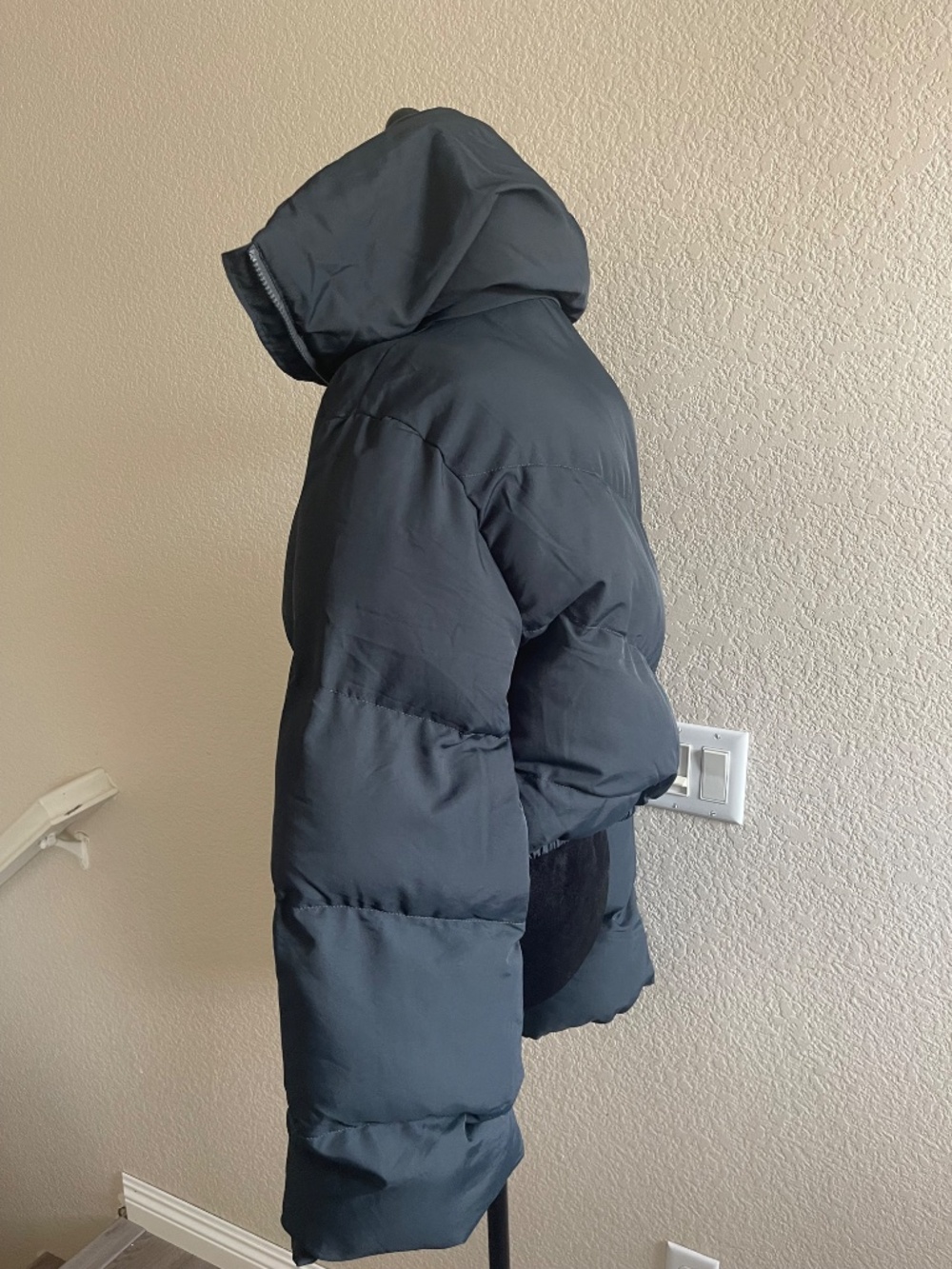 Urban Outfitters Black & Ivory Cropped Puffer Jacket - Picture 4 of 8